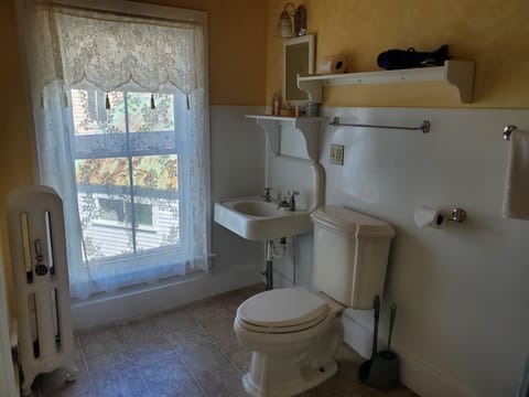 Hiram Falls- Room 9 | Bathroom | Free toiletries, towels