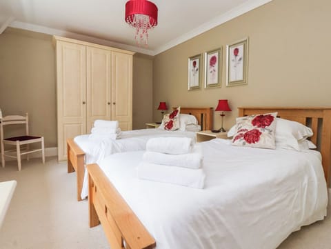 Cottage | 4 bedrooms, individually decorated, individually furnished, free WiFi