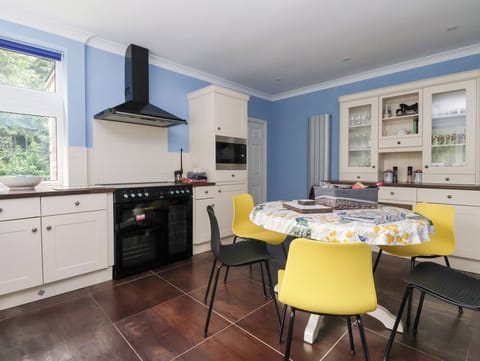 Cottage | Private kitchen | Fridge, dishwasher, electric kettle, toaster