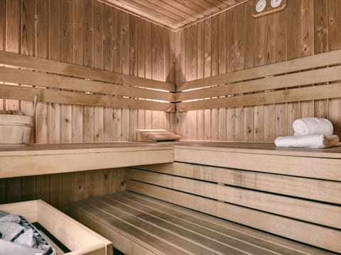 Sauna, spa tub