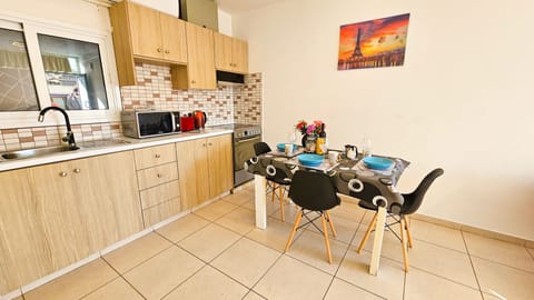 Standard Apartment | Private kitchen | Fridge, microwave, oven, stovetop