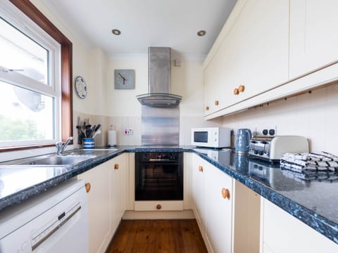Cottage | Private kitchen | Fridge, dishwasher, toaster, cookware/dishes/utensils