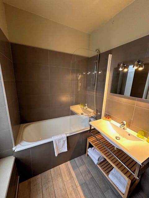 Comfort Double Room | Bathroom | Hair dryer, towels