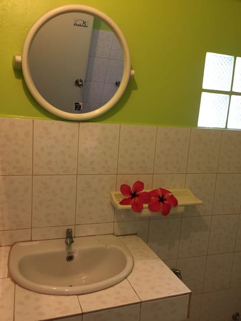 Double Room | Bathroom | Shower, free toiletries, towels