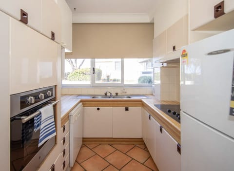 Traditional Apartment | Private kitchen | Full-size fridge, microwave, stovetop, dishwasher