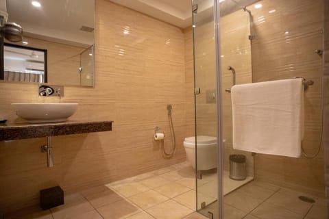 Signature Room, Mountain View | Bathroom | Shower, hydromassage showerhead, designer toiletries, towels