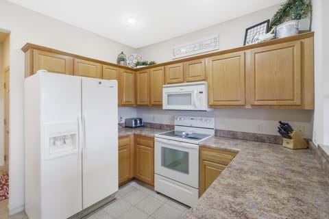 House, Multiple Beds, Jetted Tub, Golf View | Private kitchen | Fridge, microwave, oven, stovetop