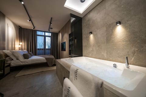 Private spa tub