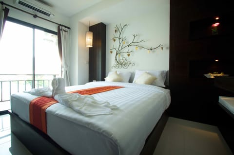 Room | Premium bedding, pillowtop beds, minibar, in-room safe