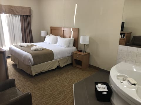 Suite, 1 King Bed, Non Smoking, Hot Tub | Pillowtop beds, in-room safe, desk, blackout drapes