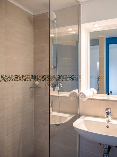 Desk, free WiFi, alarm clocks