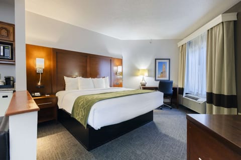 Suite, 1 King Bed, Non Smoking | Desk, soundproofing, iron/ironing board, free cribs/infant beds