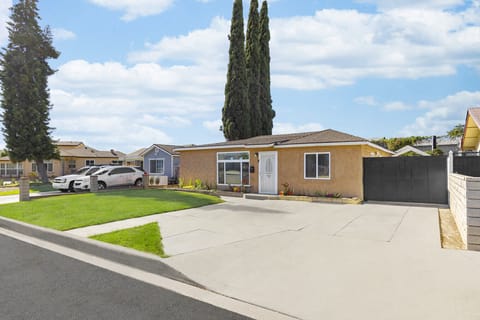 Front entrance w/ on site FREE PARKINGS and many street parking