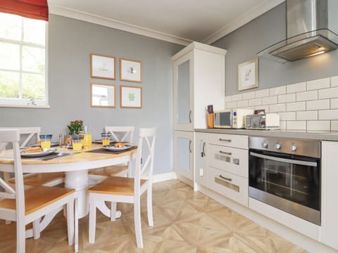 Cottage | Private kitchen | Fridge, dishwasher, electric kettle, toaster