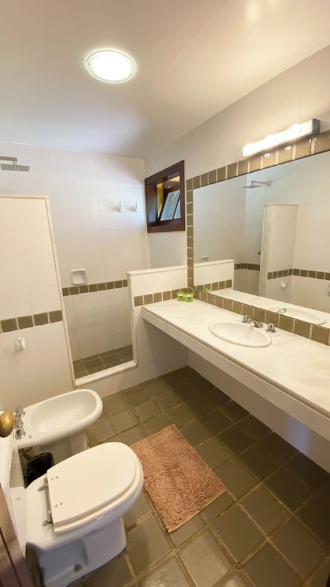 Deluxe Triple Room, Ocean View | Bathroom | Towels