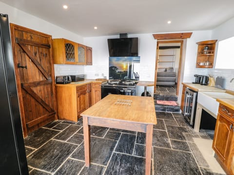 Cottage | Private kitchen | Fridge, dishwasher, electric kettle, toaster