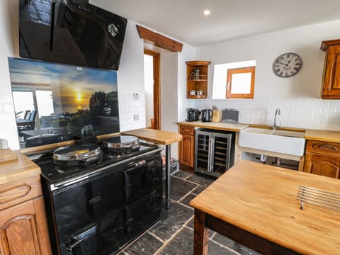 Cottage | Private kitchen | Fridge, dishwasher, electric kettle, toaster