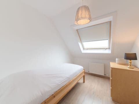 Property, Furniture, White, Comfort, Wood, Lamp, Building, Bed Frame, Interior Design, Floor