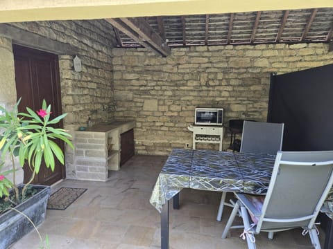 La terrasse et le coin repas extérieur