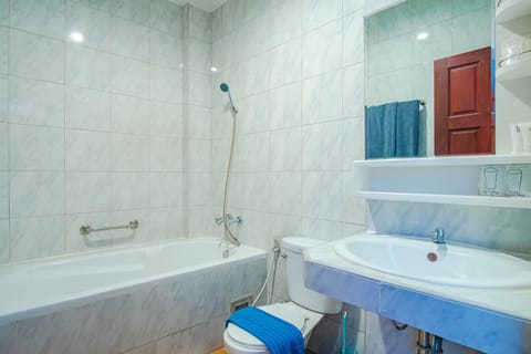 Deluxe Triple Room | Bathroom | Towels