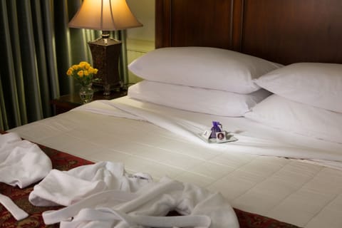 Waterfront Grand Suite, King Bed | Egyptian cotton sheets, hypo-allergenic bedding, pillowtop beds, minibar