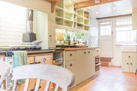 Cottage | Private kitchen | Fridge, microwave, oven, stovetop