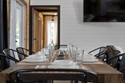 Dinner for eight? No problem. This table’s made for good meals and even better stories.