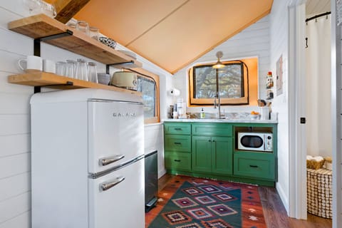 Kitchenette w/ small refrigerator/freezer