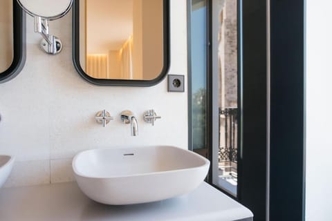 Junior Studio Suite | Bathroom | Shower, hydromassage showerhead, designer toiletries, hair dryer