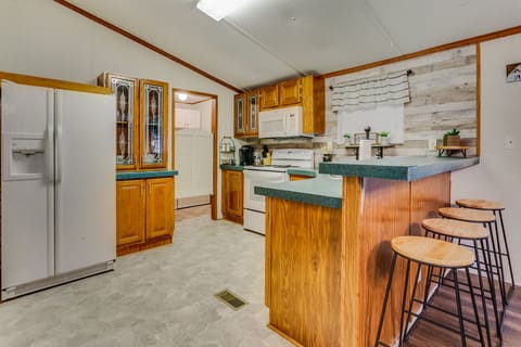 Kitchen with bar for 4
