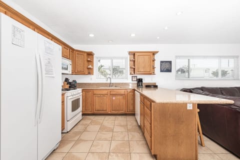 Guests must supply their own food, drinks (including coffee), spices, condiments, and paper goods (coffee filters, napkins, plastic wrap, etc.).