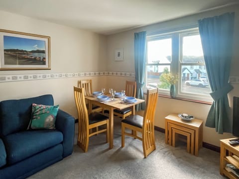 Living room/dining room | 14 Elm Court - Greta Grove Apartments, Keswick