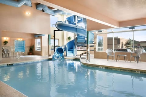 Indoor pool, sun loungers