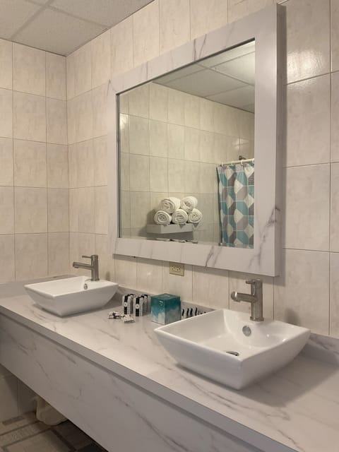 Family Quadruple Room | Bathroom | Shower, free toiletries, hair dryer, towels