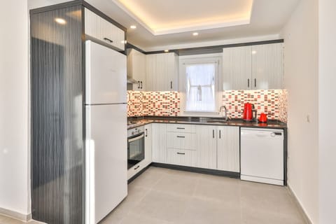 Classic Apartment | Private kitchen | Full-size fridge, oven, stovetop, dishwasher