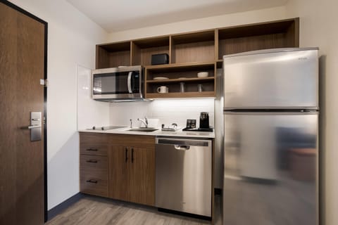 Standard Room, 1 King Bed, Non Smoking | Desk, laptop workspace, free WiFi, bed sheets