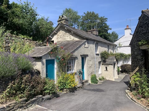 Bowmanstead Cottage coniston external side view and driveway