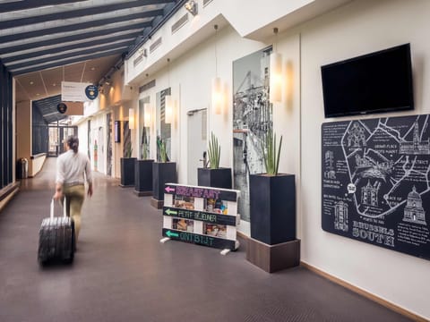 Daily to-go breakfast (EUR 18 per person)