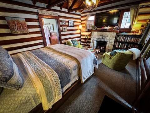 Deluxe Cabin, 1 Queen Bed (Log Cabin) | Premium bedding, individually decorated, individually furnished