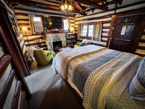 Deluxe Cabin, 1 Queen Bed (Log Cabin) | Premium bedding, individually decorated, individually furnished