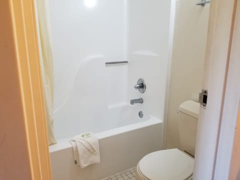 Standard Room, 1 King Bed, Smoking | Bathroom | Combined shower/tub, free toiletries, towels