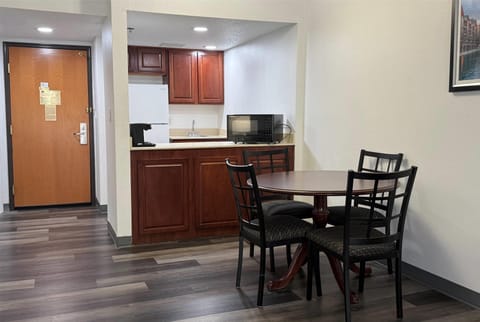 Room, 1 King Bed (One-Bedroom) | Premium bedding, in-room safe, desk, soundproofing