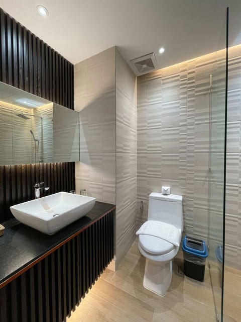 Business Studio Suite | Bathroom | Combined shower/tub, rainfall showerhead, hair dryer, towels