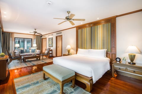 Suite, 1 Bedroom, Oceanfront (Whirlpool) | Premium bedding, minibar, in-room safe, desk