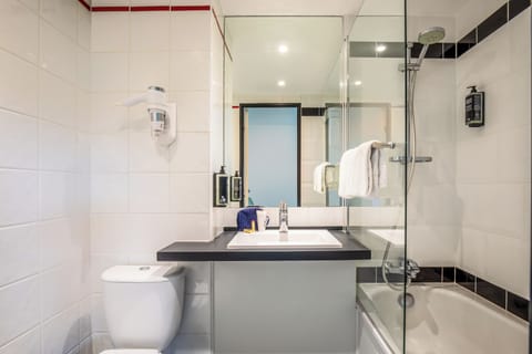 Family Room, 1 Queen Bed with Sofa bed (Comfort. 5 People) | Bathroom | Free toiletries, hair dryer, towels