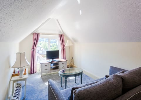 Suite | Desk, iron/ironing board, cribs/infant beds, rollaway beds