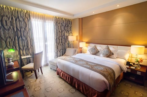 Executive Suite | Premium bedding, down comforters, in-room safe, desk