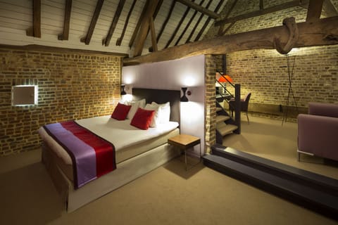 Junior Suite | Premium bedding, in-room safe, individually decorated, free WiFi