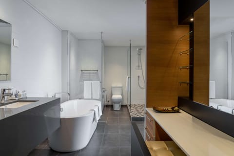 Executive Room, Balcony, View (Lounge Access) | Bathroom | Deep soaking tub, rainfall showerhead, eco-friendly toiletries