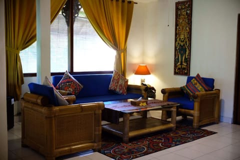 Duplex (Duplex Star) | Living area | TV, books